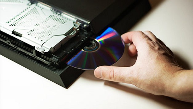 Riparazione ps4 con problemi di inserimento disco